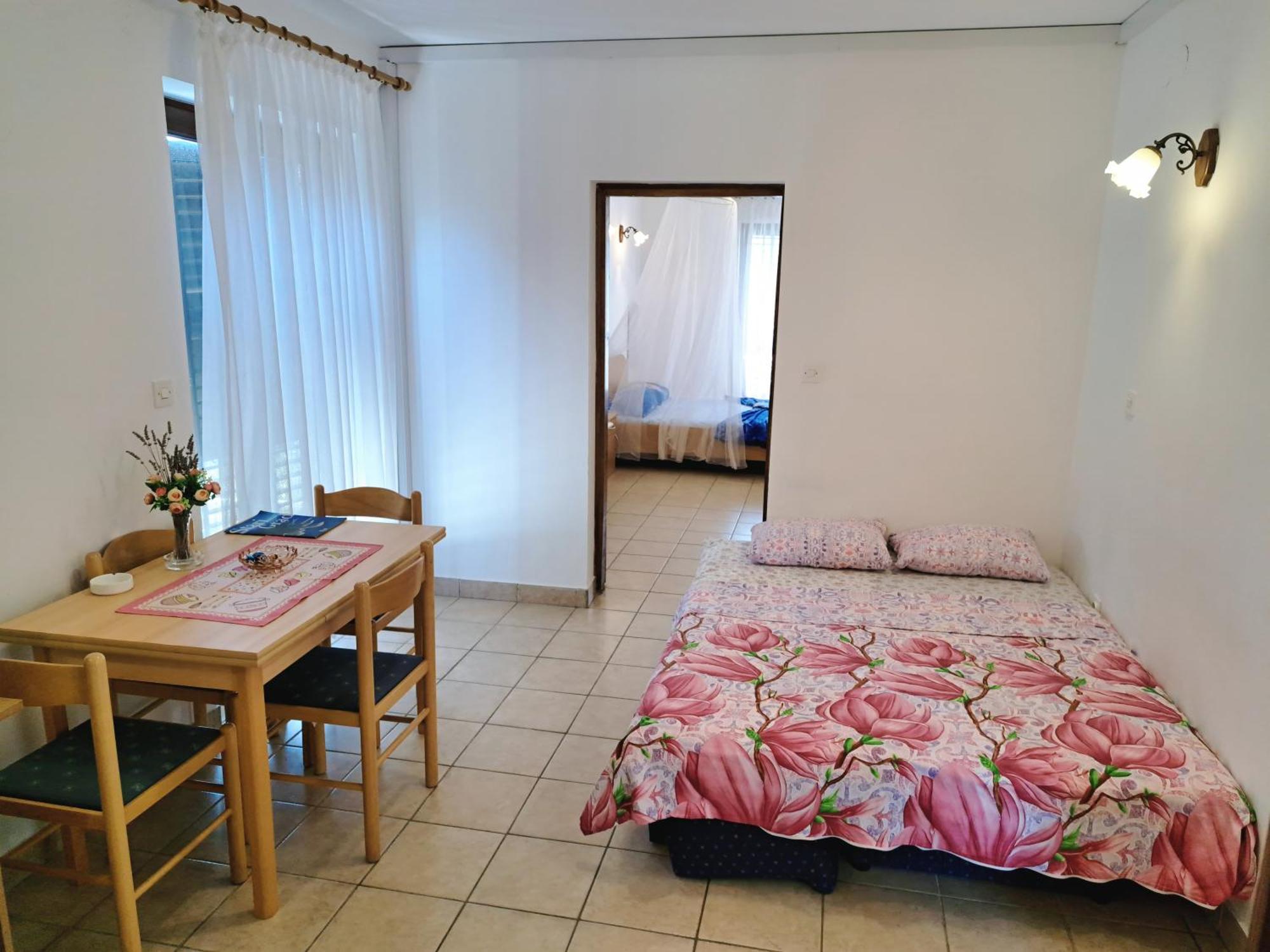 1000 Flowers Apartment *