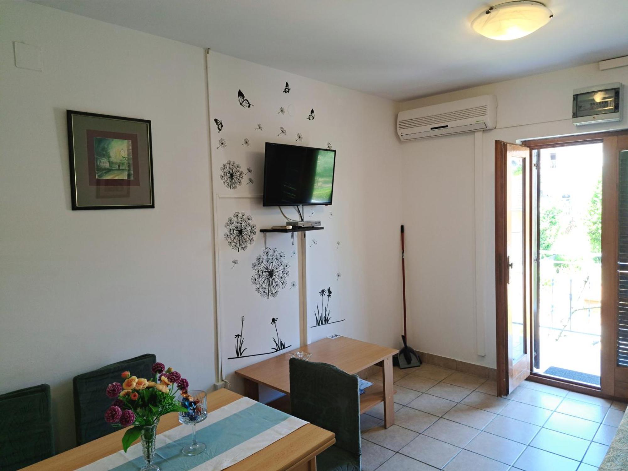 1000 Flowers Apartment *